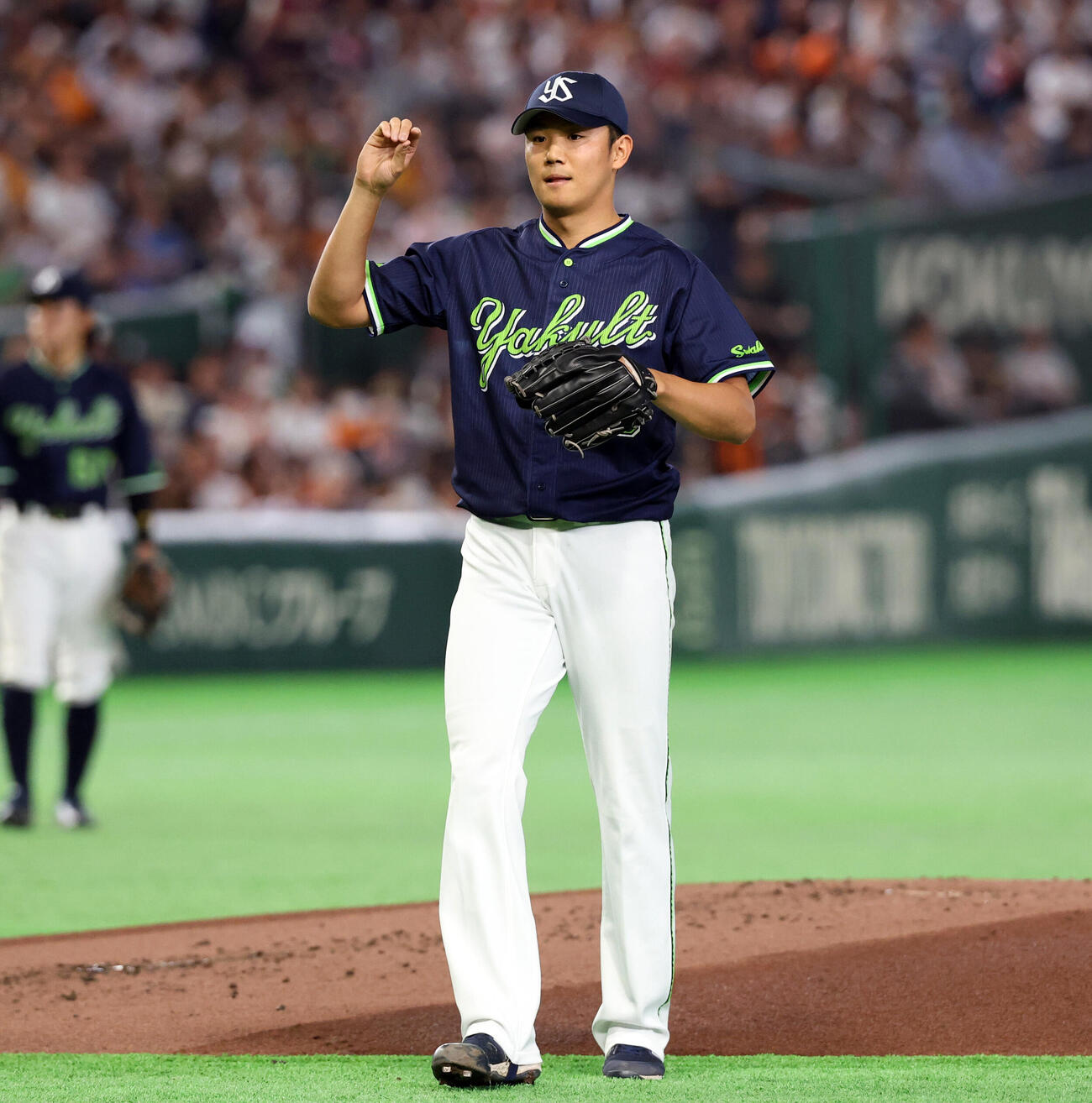 巨人対ヤクルト　1回裏巨人1死、中山礼都をゴロに仕留めた奥川恭伸（撮影・浅見桂子）