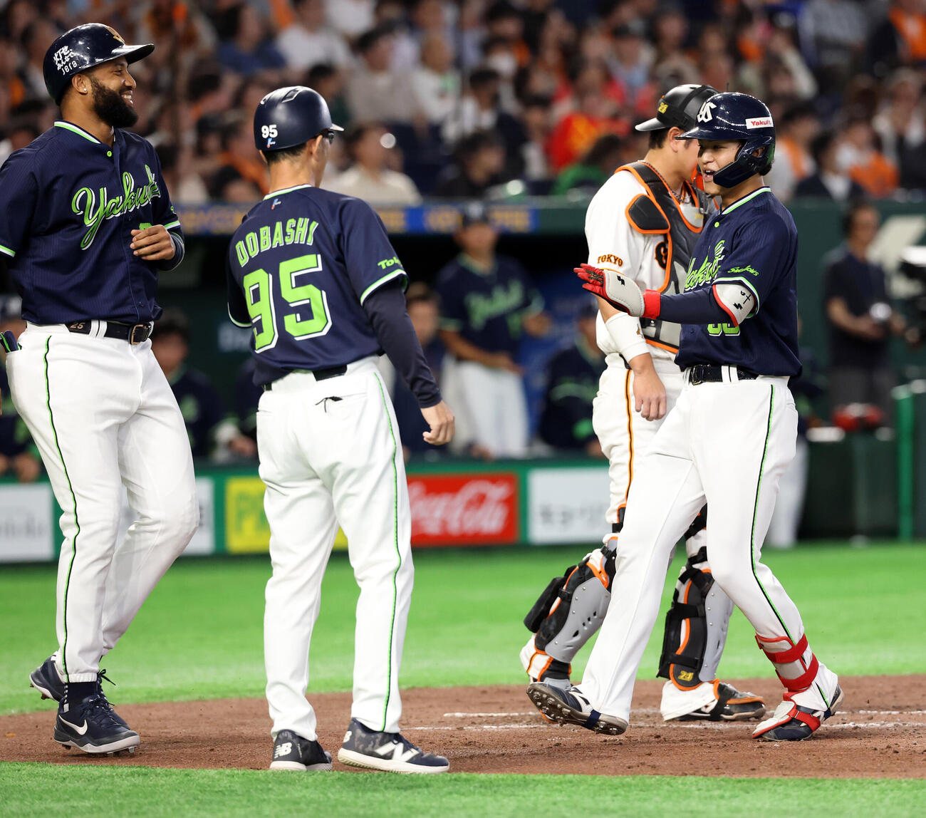 巨人対ヤクルト　3回表ヤクルト1死一、二塁、鈴木叶（右）は3点本塁打を放ち、笑顔で生還（撮影・浅見桂子）