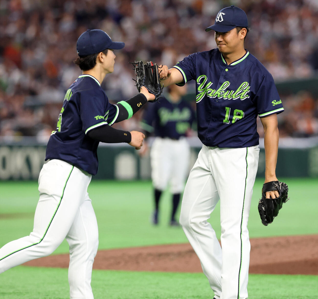 巨人対ヤクルト　3回裏巨人無死、中山礼都の打球を内山壮真（左）好守で二塁ゴロに仕留め笑顔でハイタッチする奥川恭伸（撮影・浅見桂子）