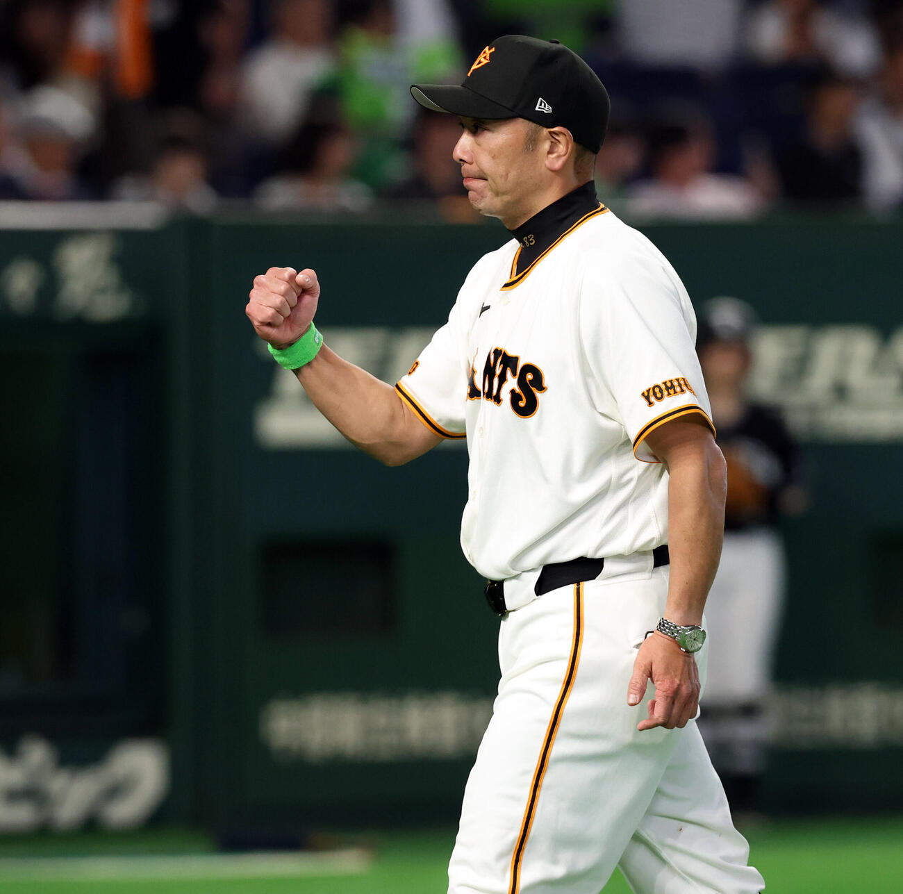 巨人対ヤクルト　9回表ヤクルトの攻撃前、投手交代を告げ、こぶしを握ってベンチに戻る阿部慎之助監督（撮影・浅見桂子）