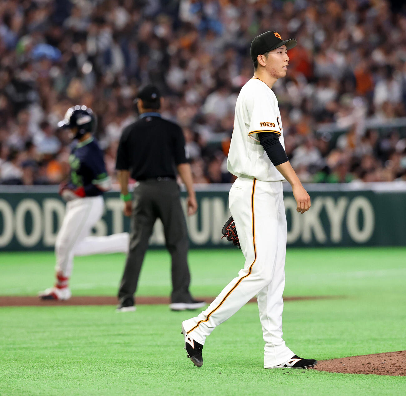 巨人対ヤクルト　3回表ヤクルト1死一、二塁、鈴木叶（後方）に3点本塁打を許した戸郷翔征（撮影・浅見桂子）