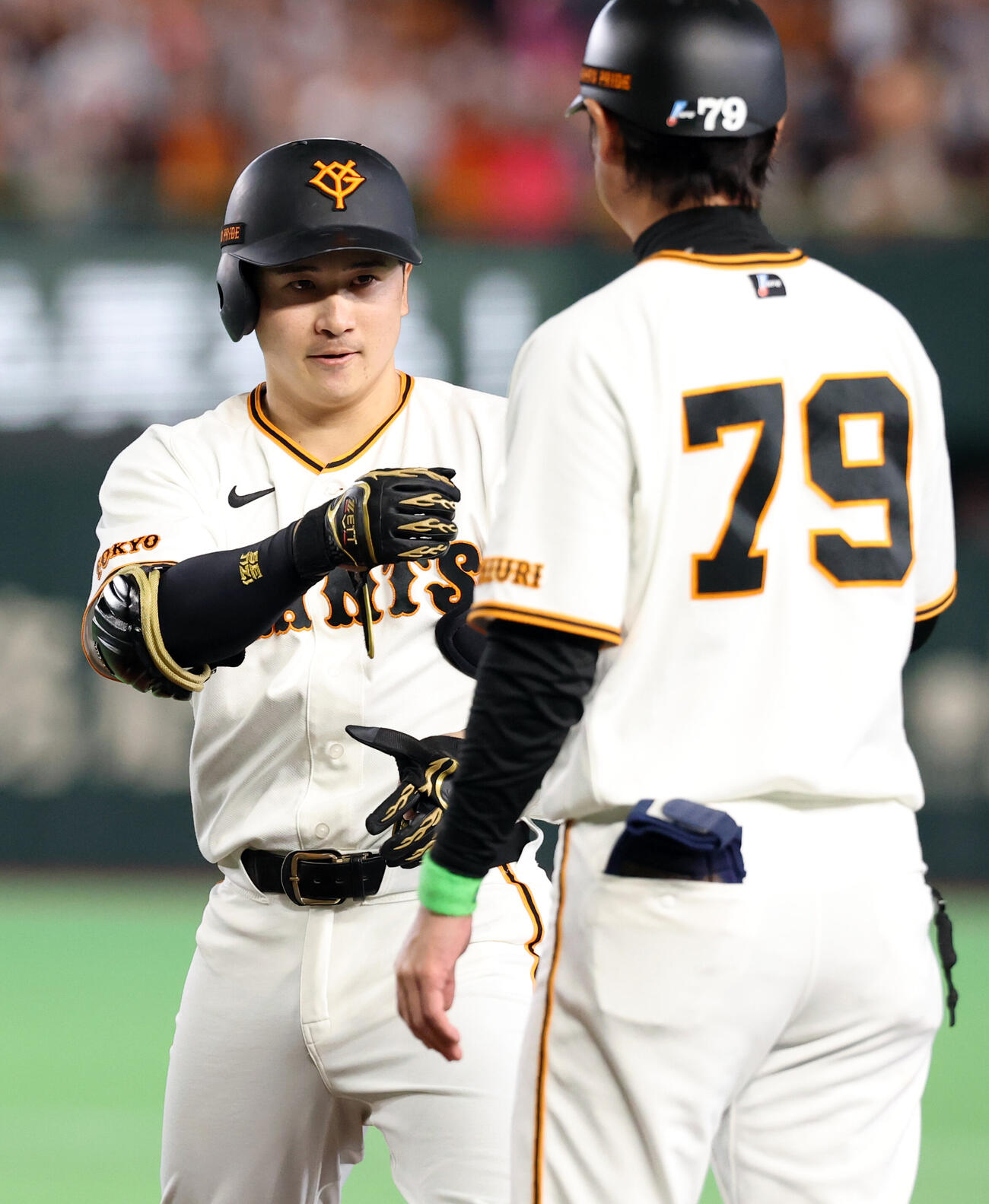 巨人対ヤクルト　1回裏巨人2死、泉口友汰は左前打を放ちグータッチ（撮影・浅見桂子）