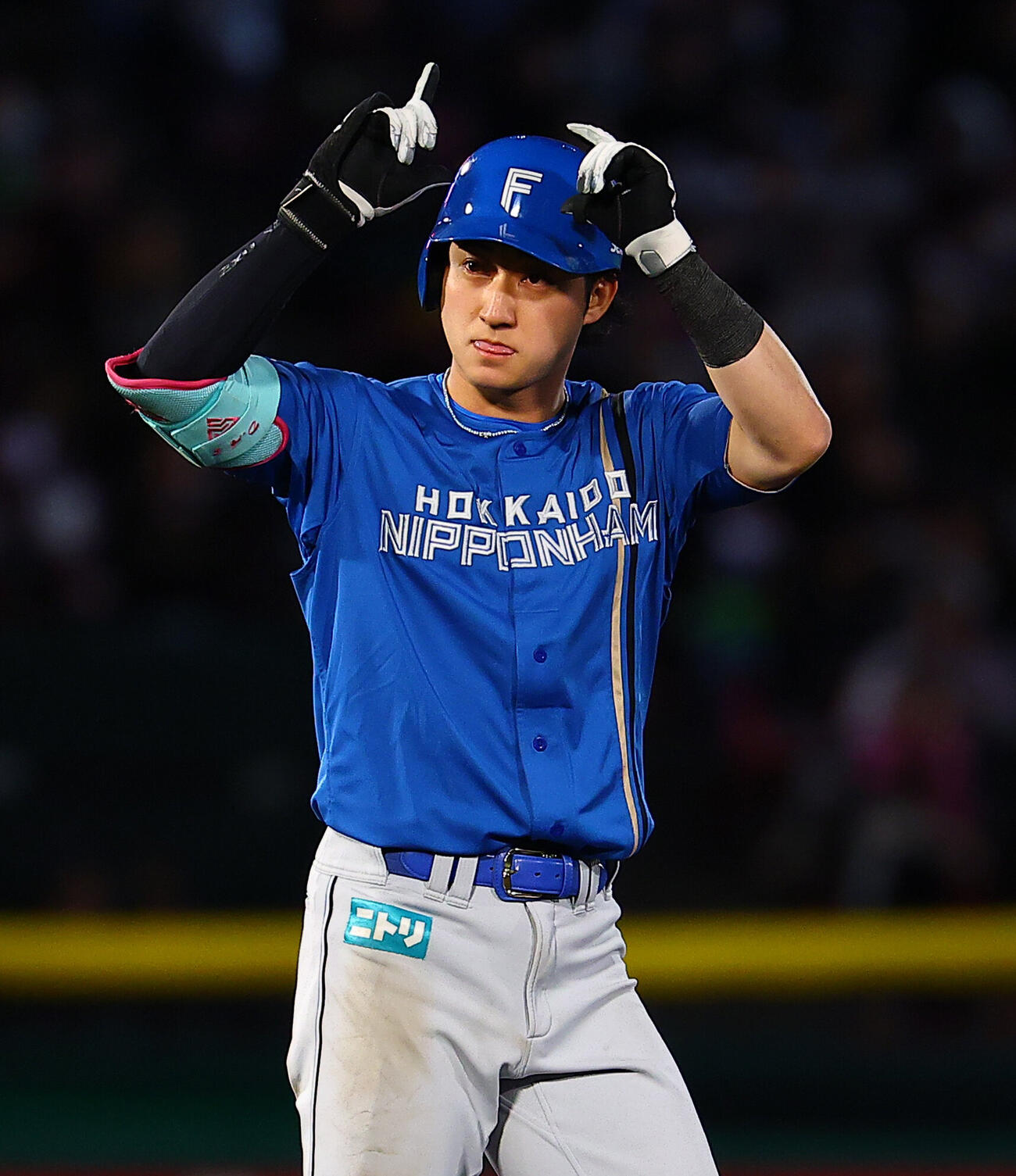 楽天対日本ハム　6回表日本ハム無死、二塁打を放ち喜ぶ浅間大基（撮影・野上伸悟）
