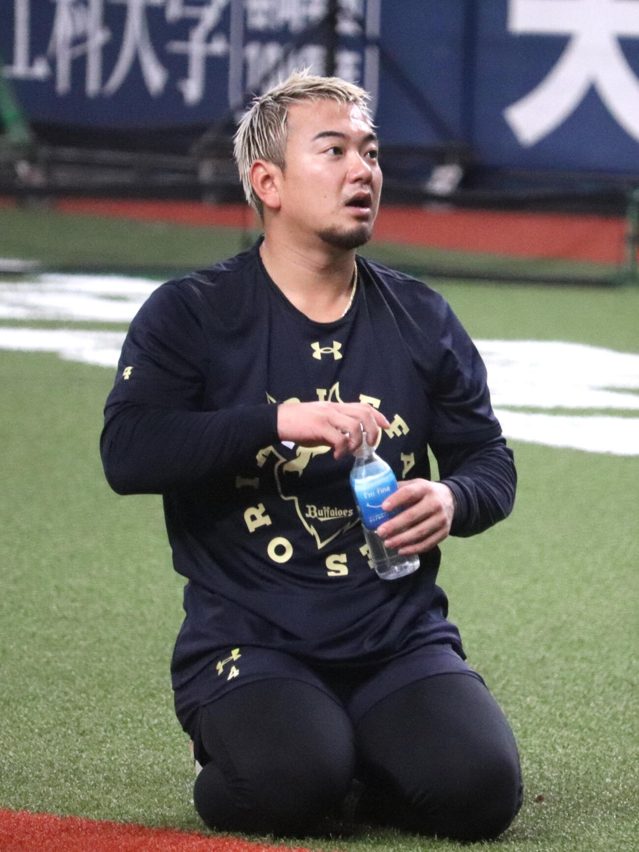 オリックス対ロッテ　午後1時に早出特打よりも早い個別のフリー打撃を終え、髪の毛が汗まみれになるオリックス森友哉（2026年4月撮影）