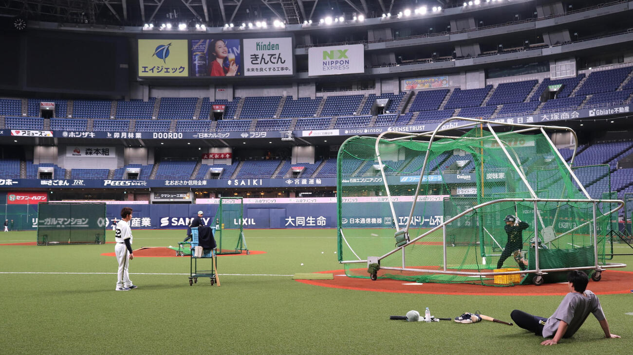 オリックス対ロッテ　午後0時半に早出特打よりも早い、個別のフリー打撃を行ったオリックス森友哉捕手。川島慶三打撃コーチ（写真左）、広岡大志内野手（写真前方）もその様子を見守る＝2026年4月9日、京セラドーム大阪