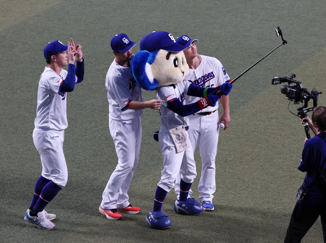 中日対阪神　阪神に勝利しドアラと自撮りする左から中西聖輝、阿部寿樹、細川成也（撮影・加藤哉）