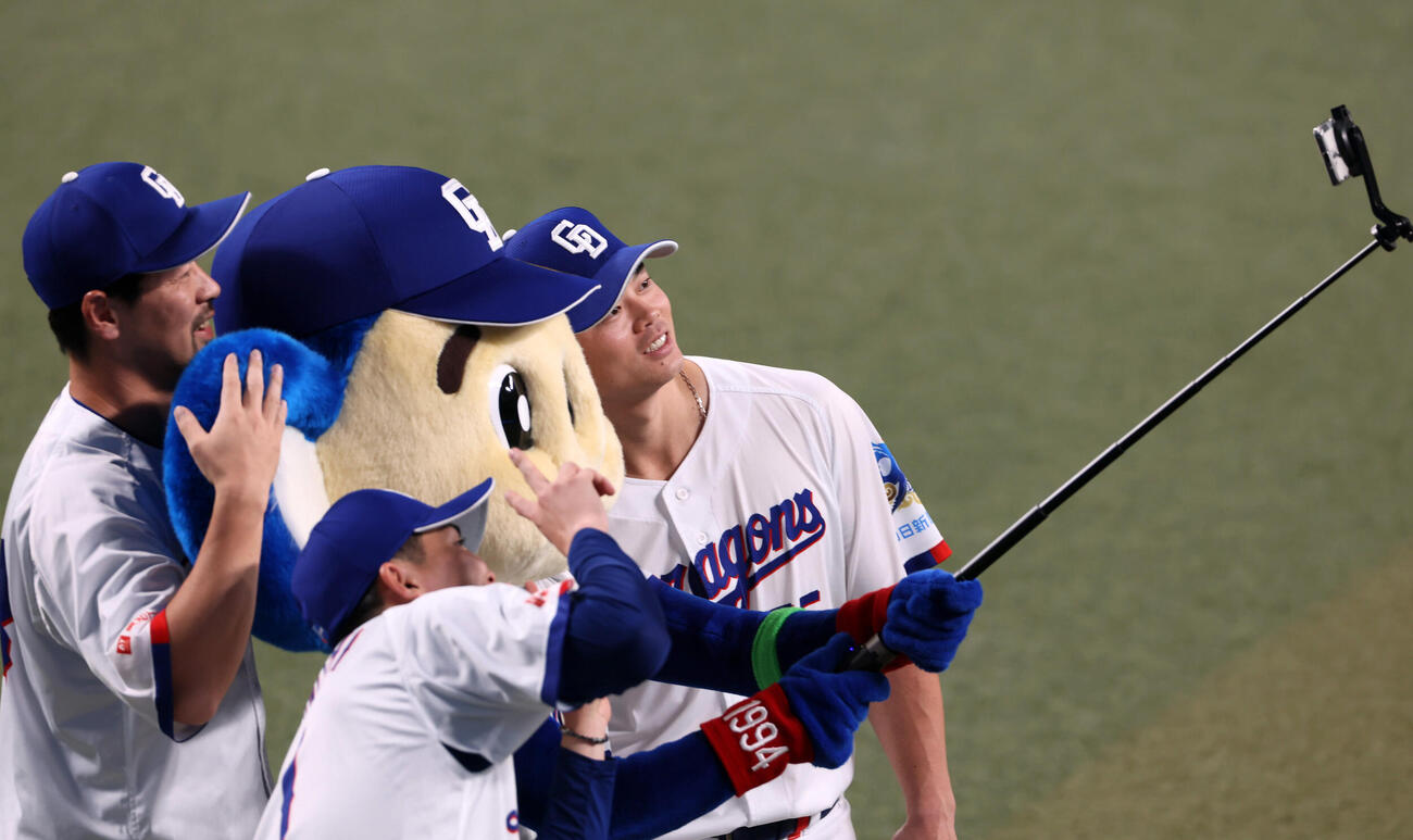 中日対阪神　阪神に勝利しドアラと自撮りする左から阿部寿樹、中西聖輝、細川成也（撮影・加藤哉）