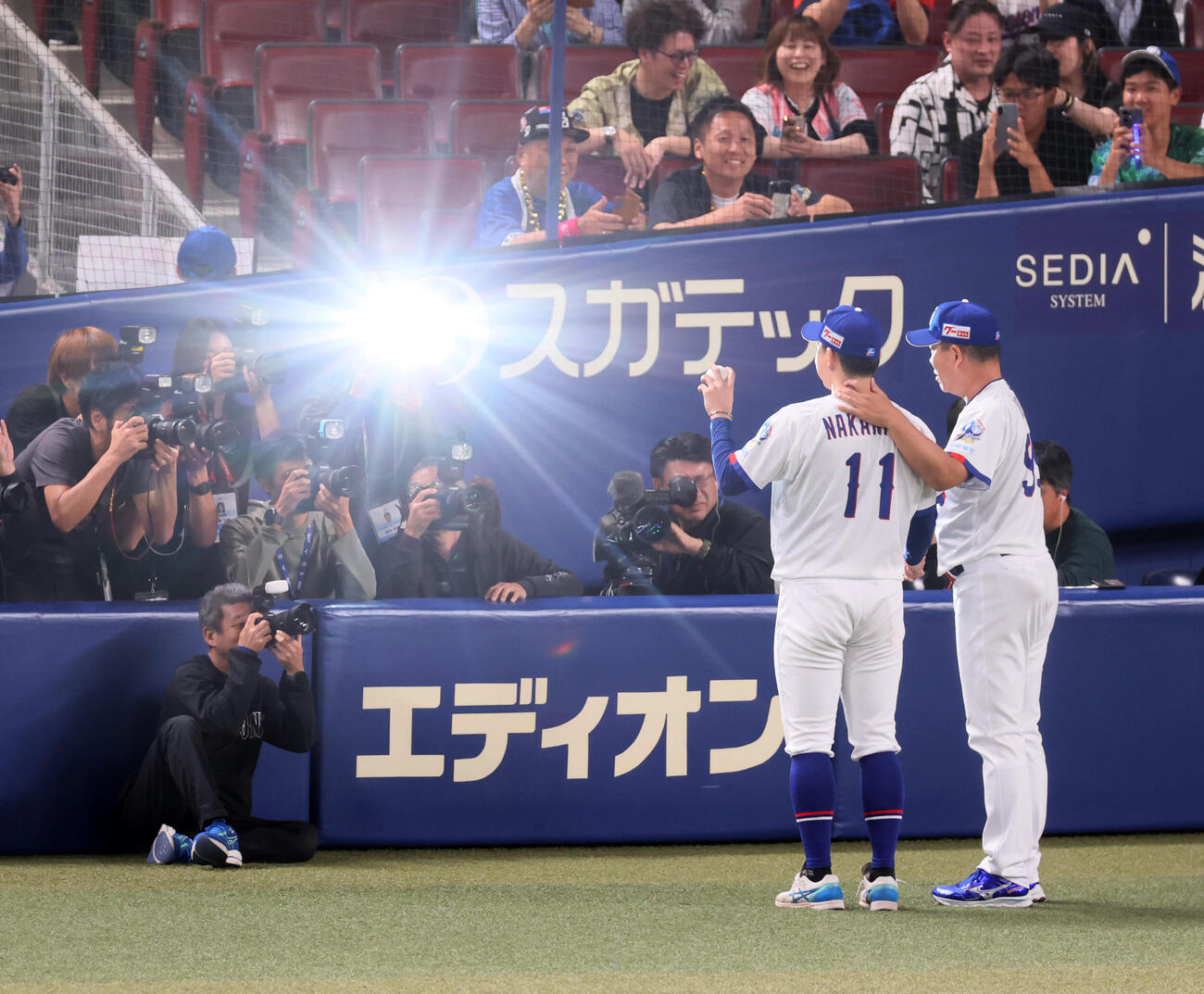 中日対阪神　プロ初勝利を挙げた中西聖輝（左）は井上一樹監督と記念写真に納まる（撮影・加藤哉）