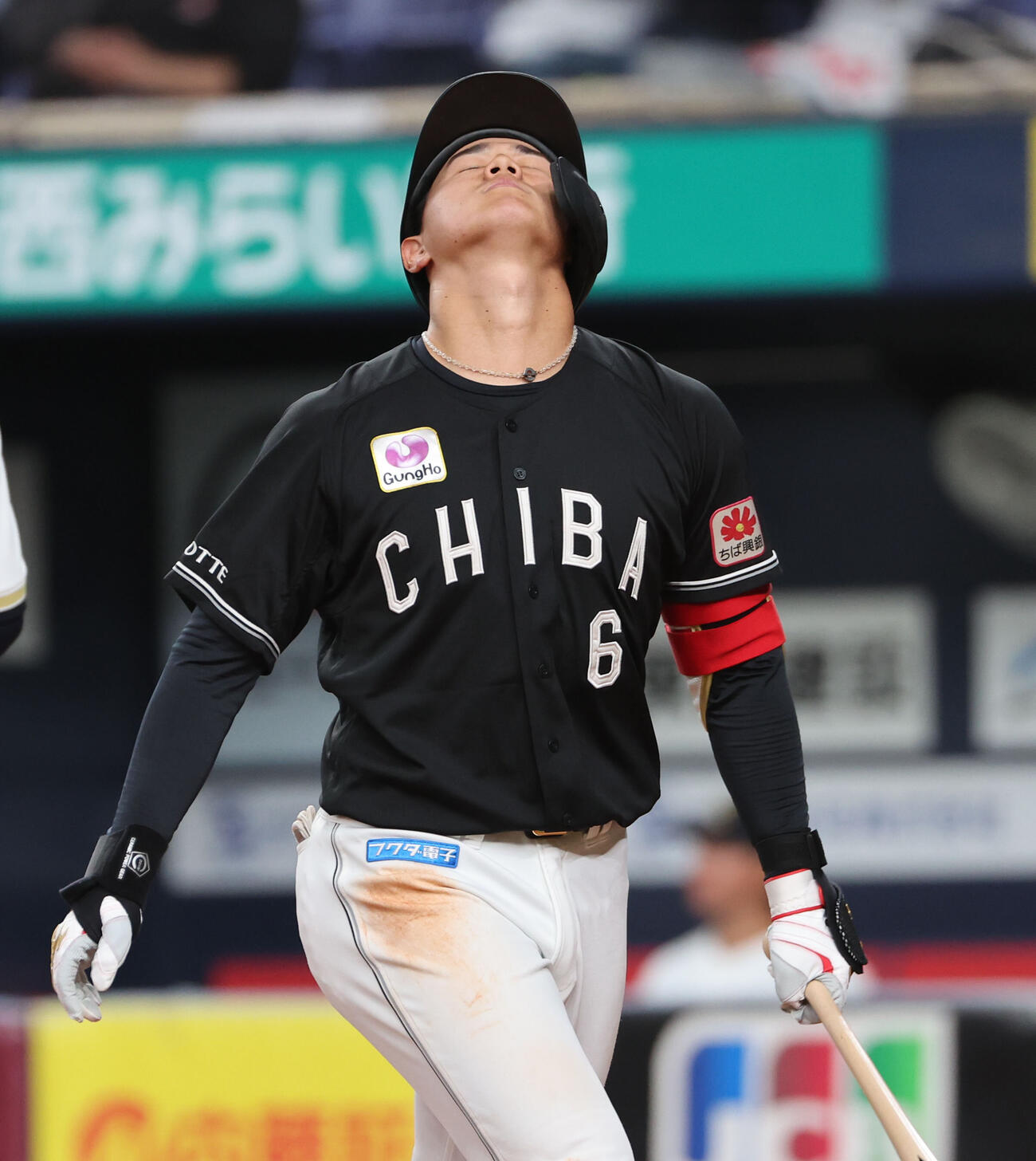 オリックス対ロッテ　8回表ロッテ無死一、二塁、西川史礁は三振に倒れ天を仰ぐ（撮影・西尾就之）