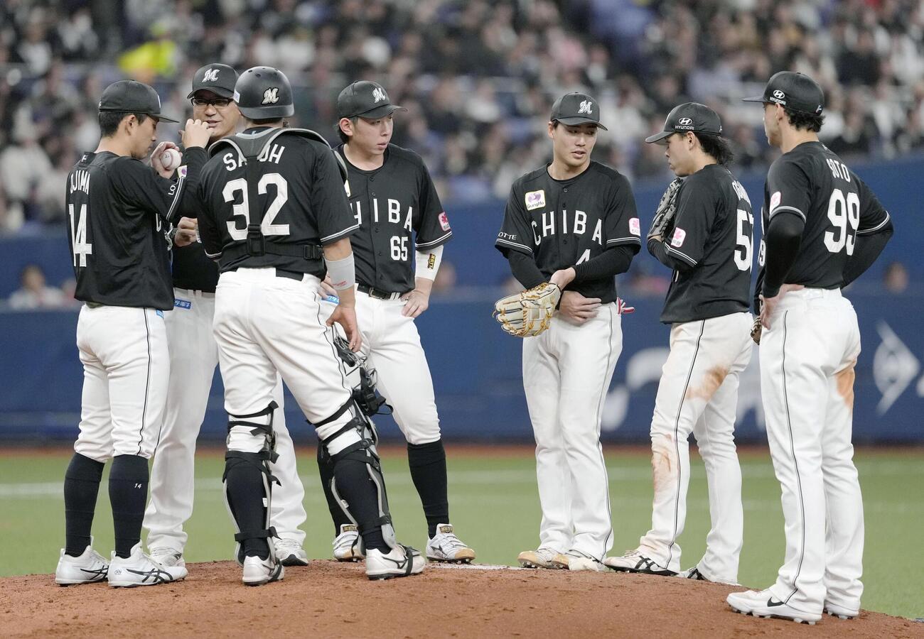 6回、マウンドの小島（左端）のもとに集まるロッテナイン＝京セラドーム（共同）