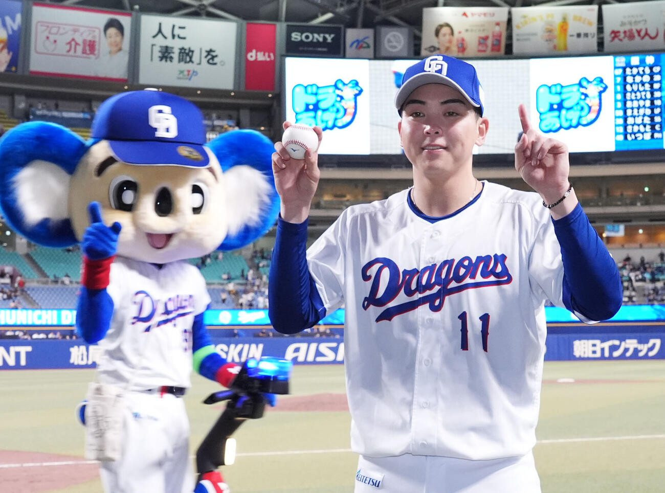 中日対阪神　勝利球を手にポーズを決める中西聖輝（撮影・森本幸一）