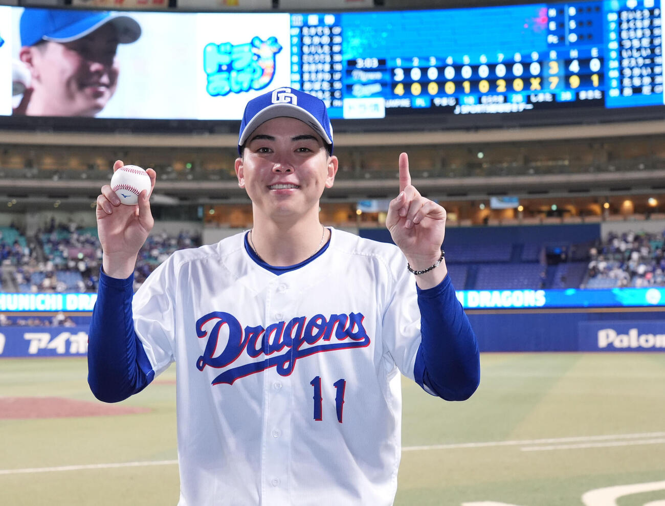 中日対阪神　勝利球を手にポーズを決める中西聖輝（撮影・森本幸一）