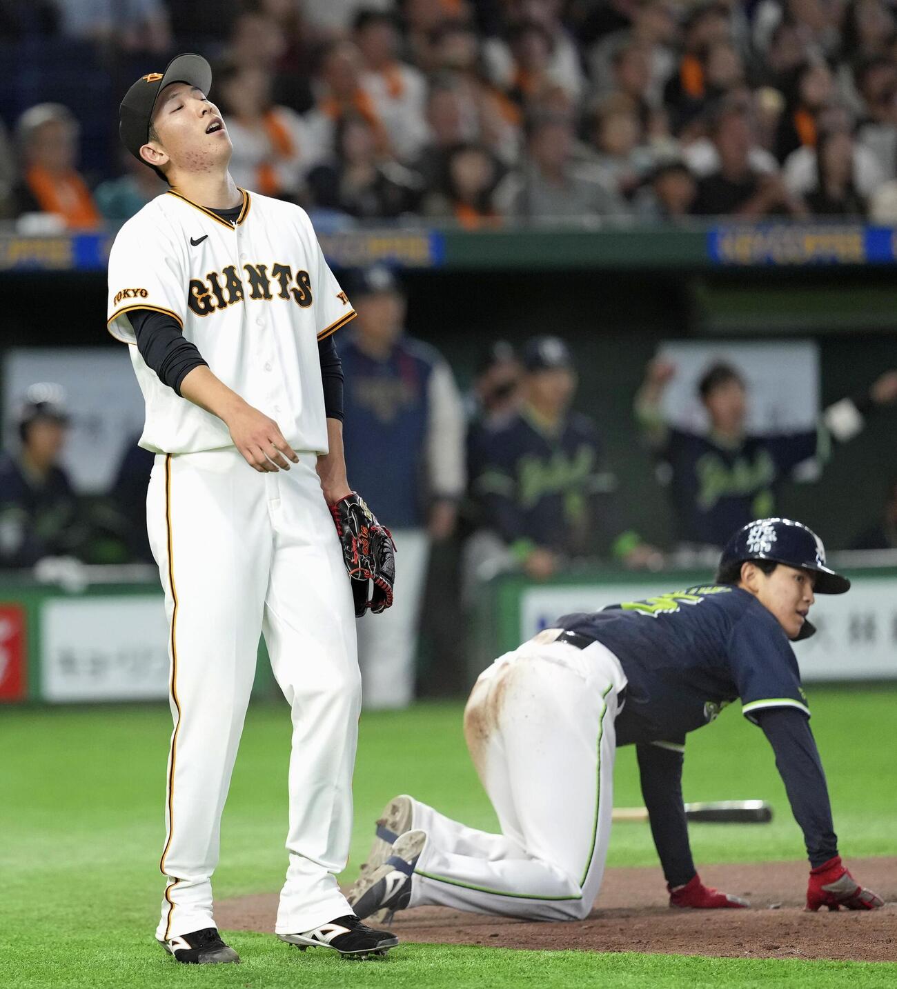 5回、ヤクルト・内山に適時打を許した巨人・戸郷。右は生還した鈴木叶＝東京ドーム