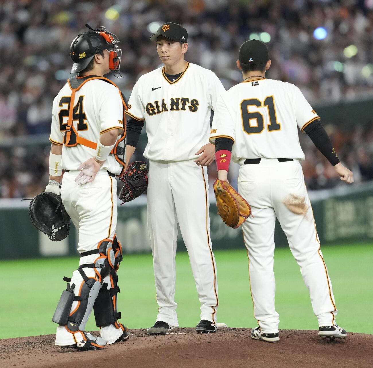 5回、追加点を許した戸郷（中央）のもとに集まる巨人ナイン＝東京ドーム