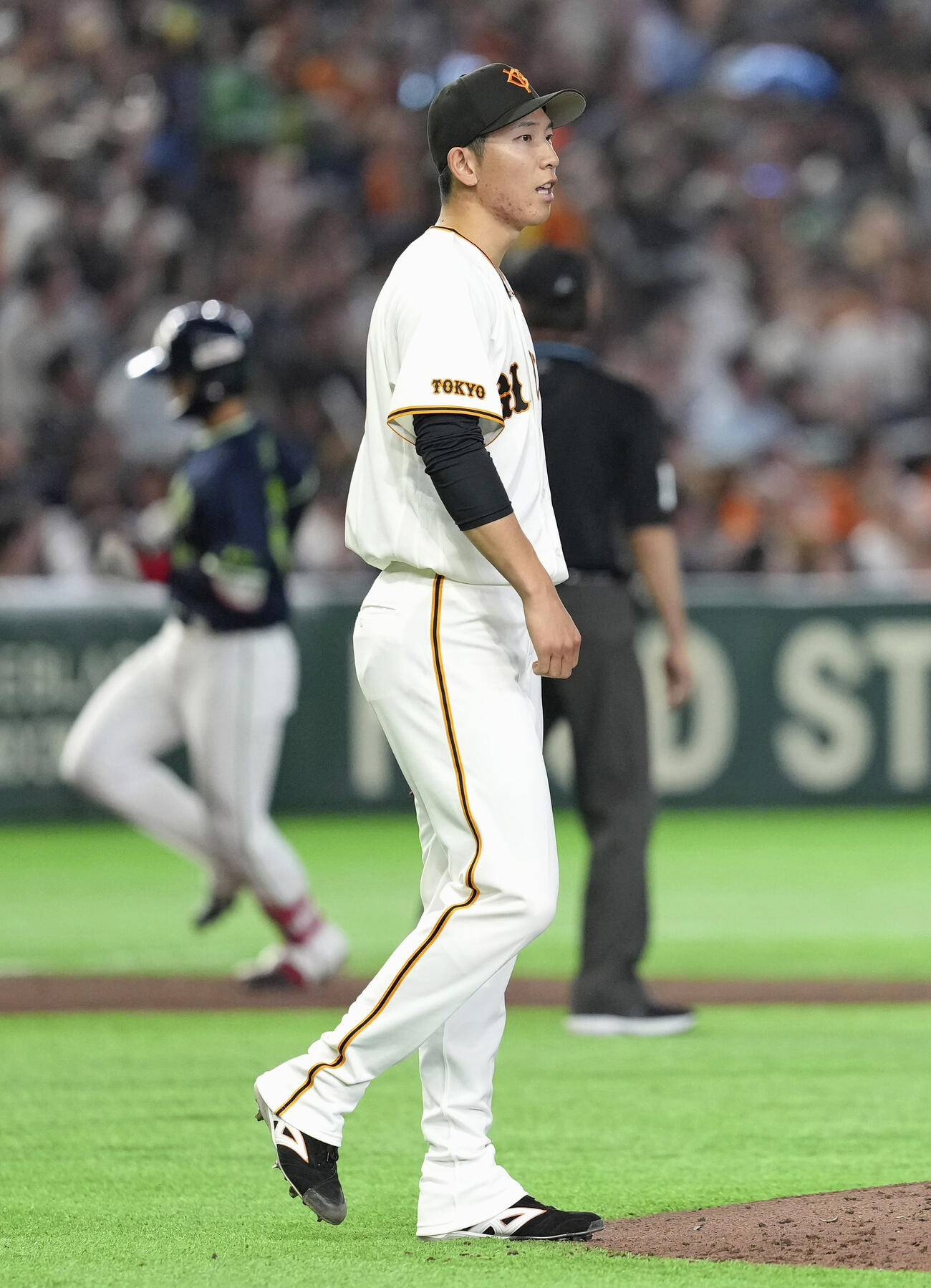 3回、ヤクルト・鈴木叶（奥）に先制3ランを浴びた巨人・戸郷＝東京ドーム