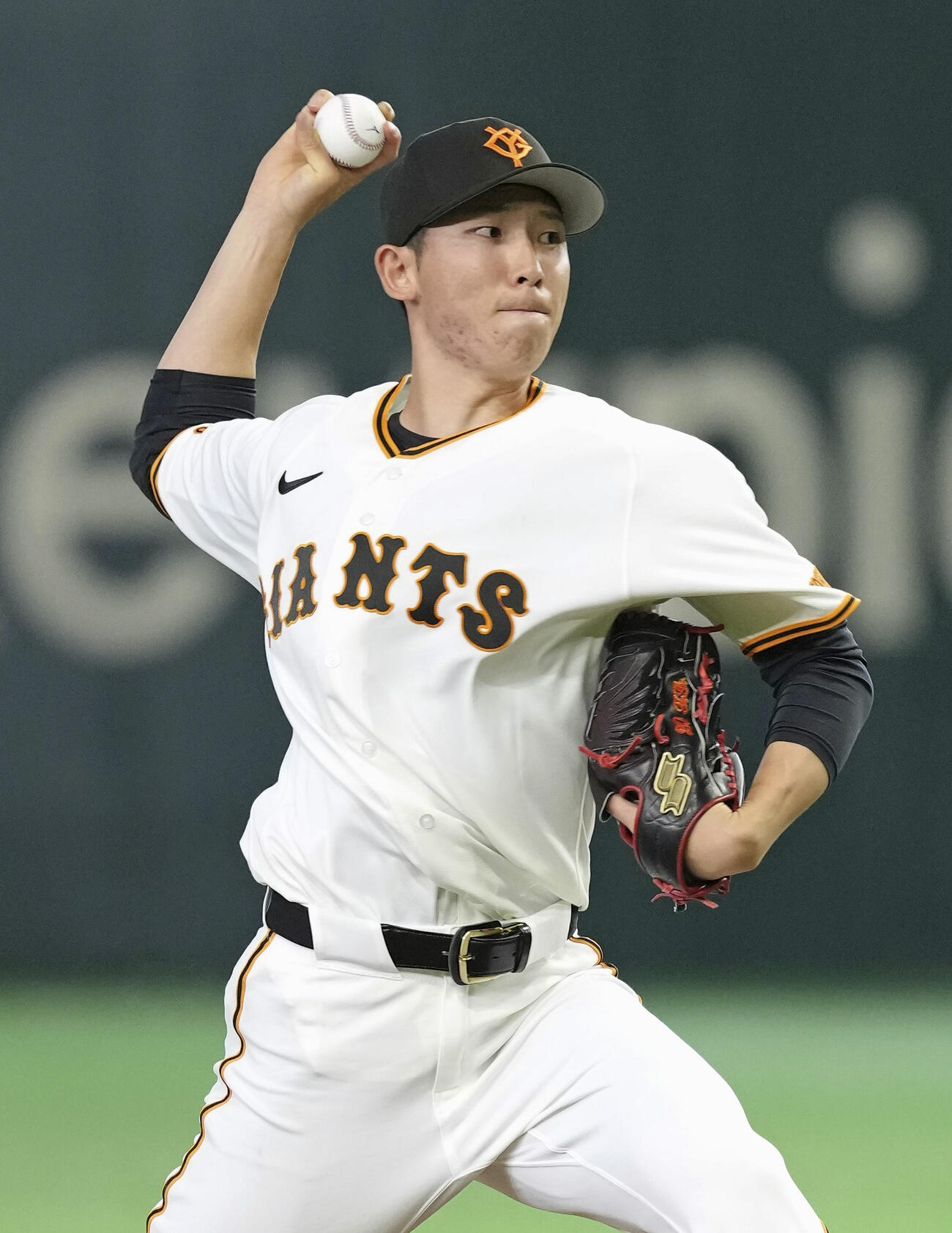 ヤクルト戦に先発した巨人・戸郷＝東京ドーム