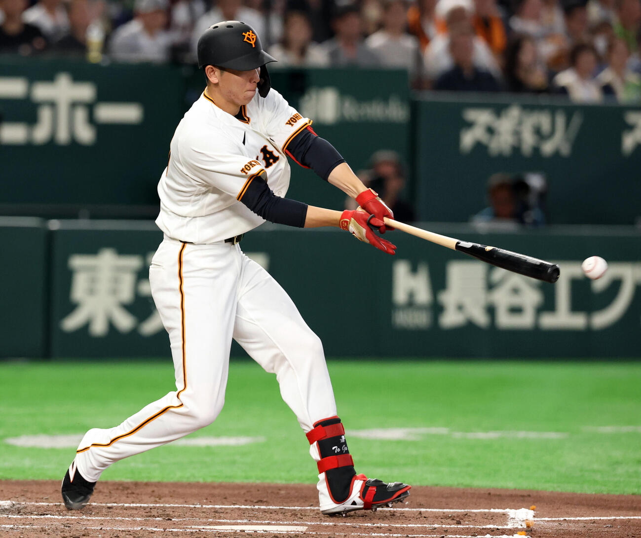 巨人対ヤクルト　2回裏巨人2死二塁、戸郷翔征は内野安打を放つ（撮影・浅見桂子）