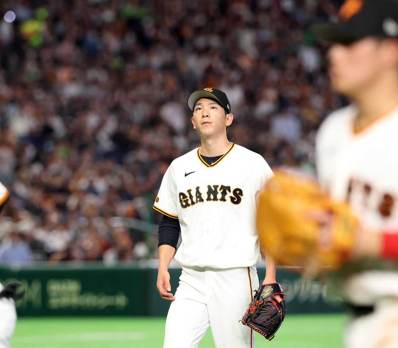 巨人対ヤクルト　5回表ヤクルトに2点を追加され、悔しそうにベンチに引き揚げる戸郷翔征（撮影・浅見桂子）