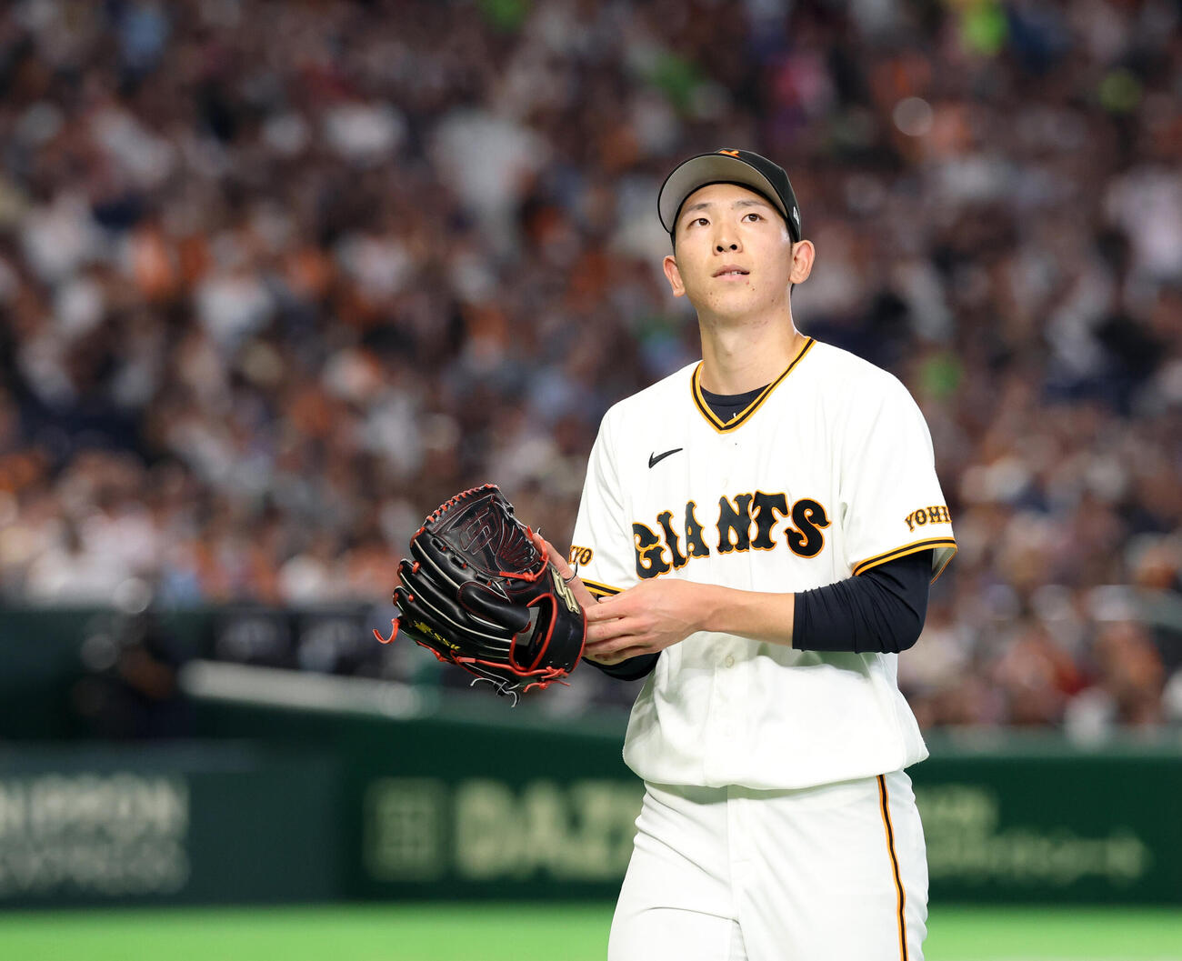 巨人対ヤクルト　5回表ヤクルトに2点を追加され、悔しそうにベンチに引き揚げる戸郷翔征（撮影・浅見桂子）