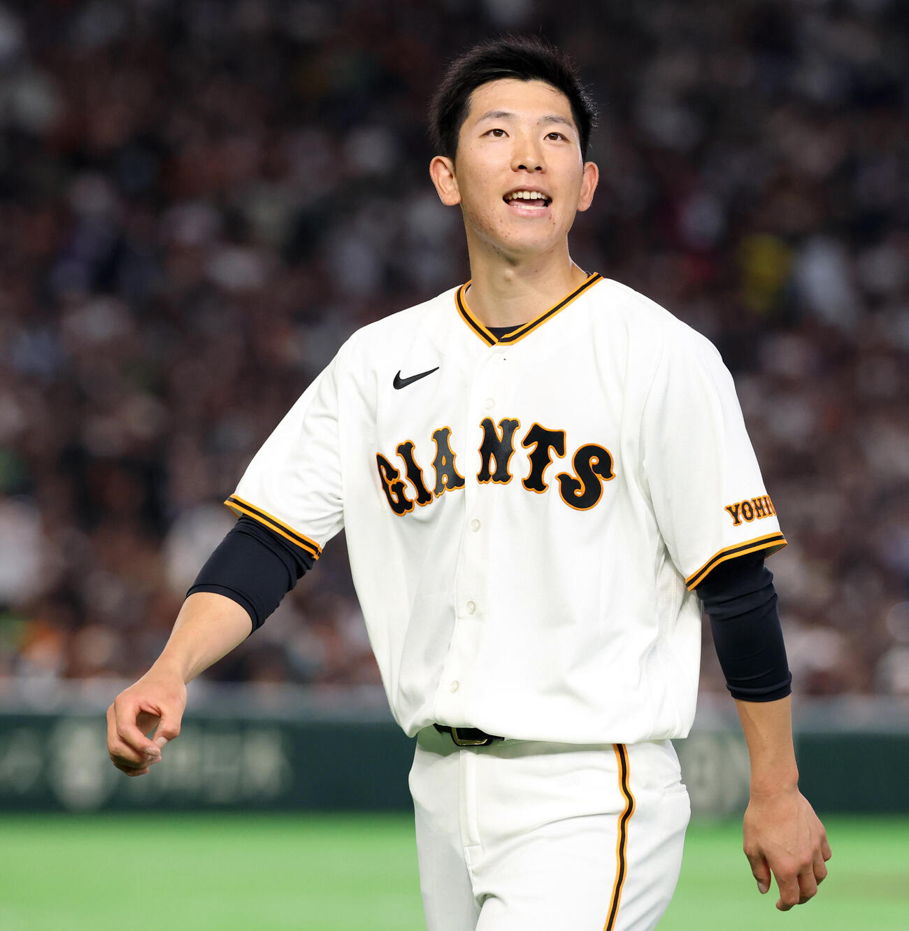 巨人対ヤクルト　2回裏巨人2死二塁、内野安打を放った戸郷翔征は笑顔でベンチに戻る（撮影・浅見桂子）