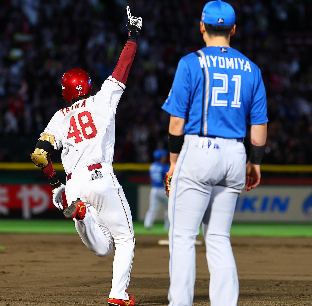 楽天対日本ハム　8回裏楽天無死、本塁打を放ち喜ぶ平良竜哉（撮影・野上伸悟）