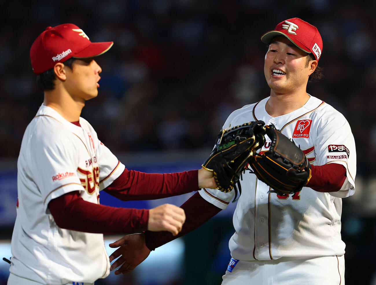 楽天対日本ハム　5回表日本ハム2死三塁、清宮幸太郎を右飛に仕留め、野手を迎える滝中瞭太（撮影・野上伸悟）