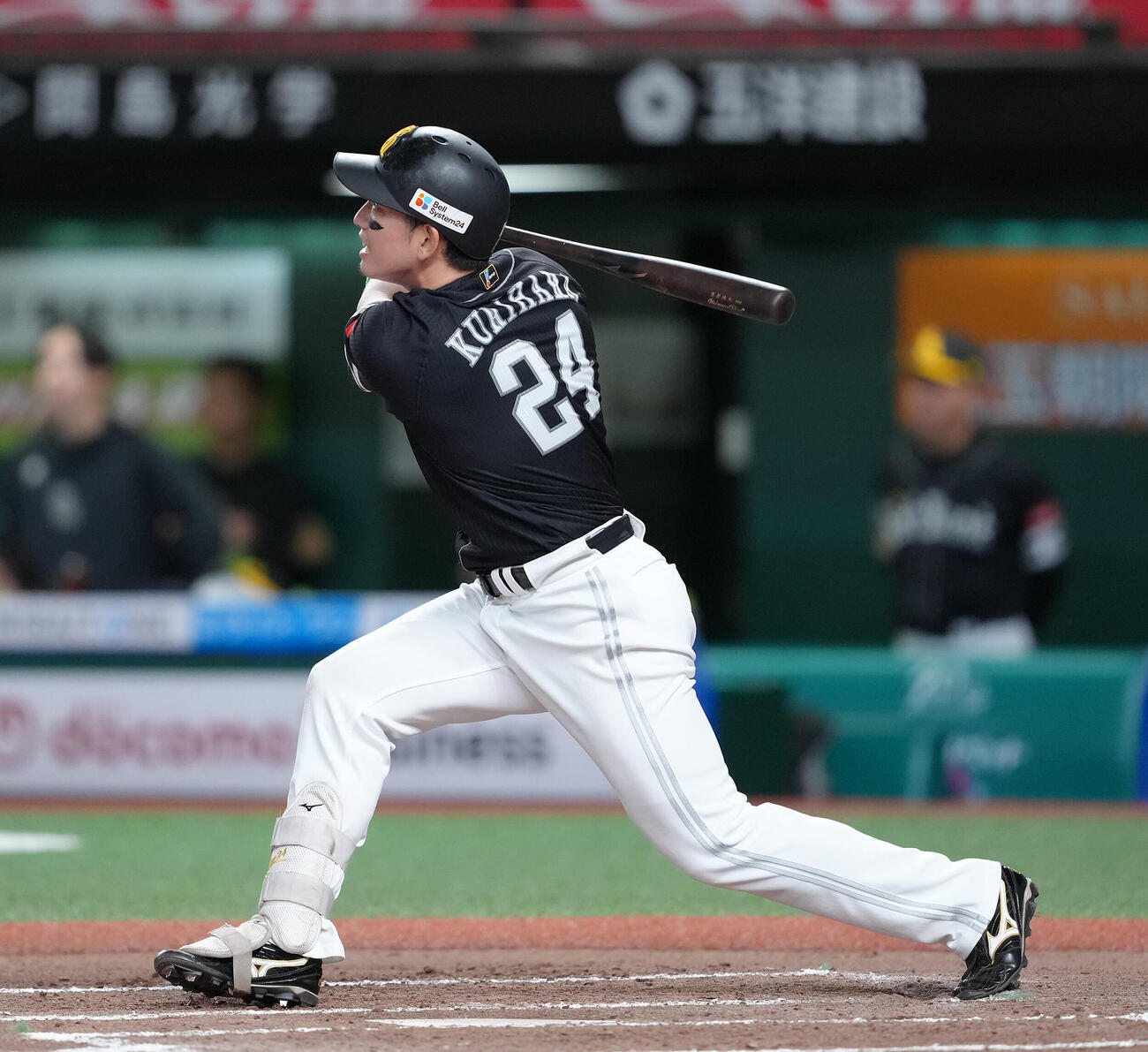 西武対ソフトバンク　6回表ソフトバンク1死二塁、栗原陵矢は2点本塁打を放つ（撮影・足立雅史）