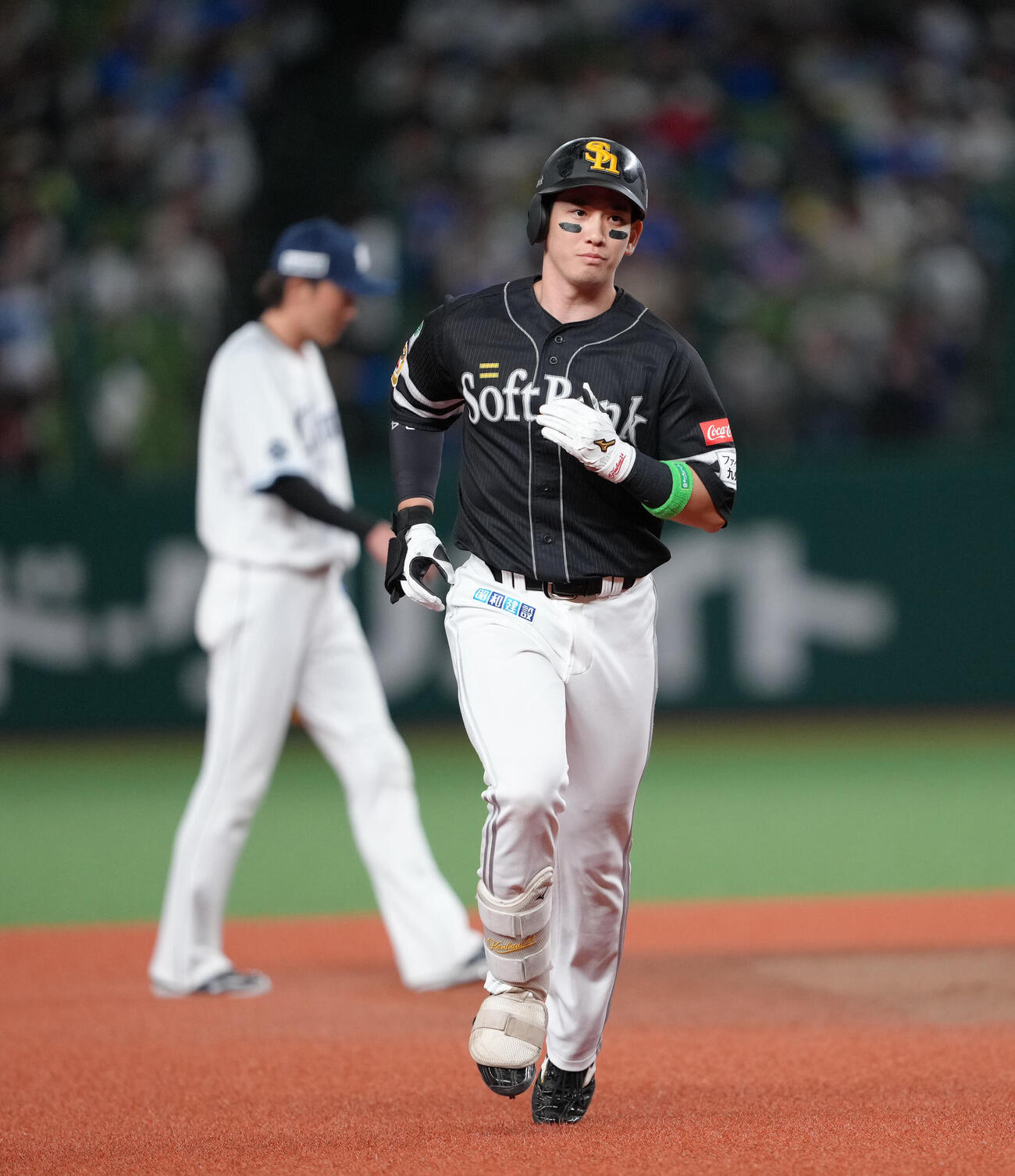 西武対ソフトバンク　6回表ソフトバンク1死二塁、栗原陵矢は2点本塁打を放つ（撮影・足立雅史）