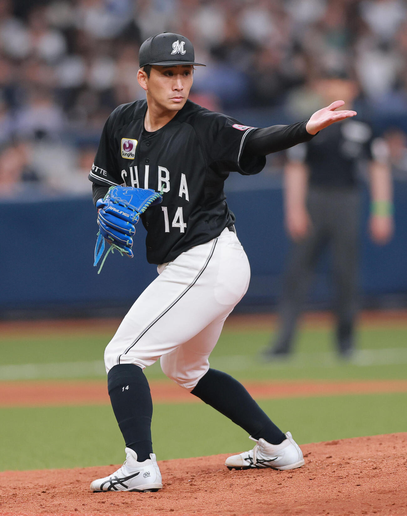 オリックス対ロッテ　5回裏オリックス2死一、三塁、打者若月健矢のスイングを塁審にアピールする小島和哉（撮影・上山淳一）