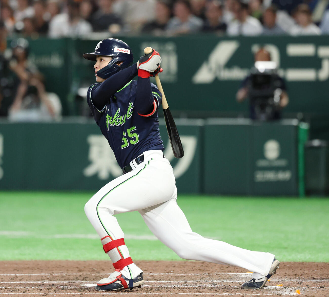 巨人対ヤクルト　5回表ヤクルト2死二塁、適時二塁打を放つ鈴木叶（撮影・増田悦実）