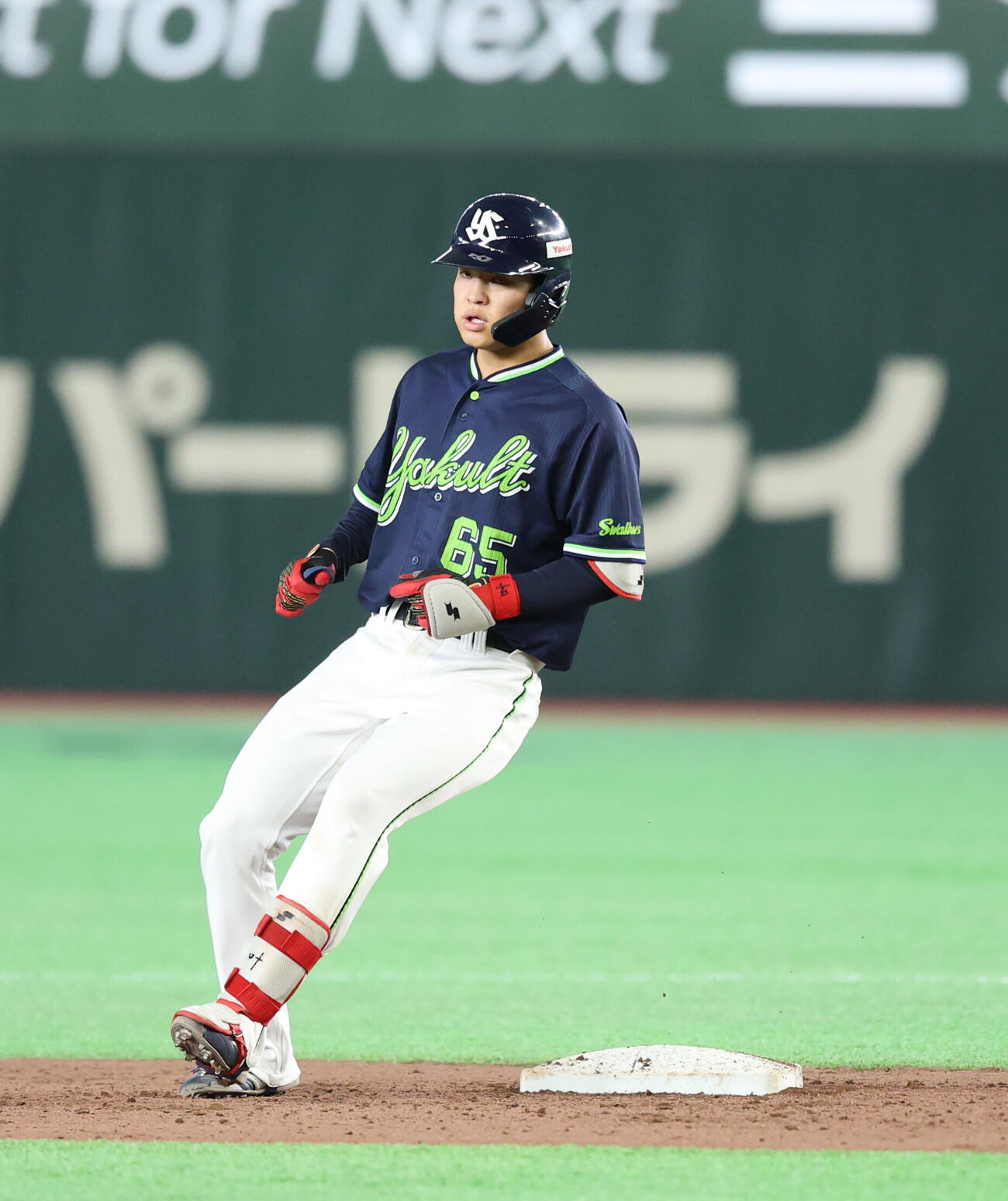 巨人対ヤクルト　5回表ヤクルト2死二塁、適時二塁打を放つ鈴木叶（撮影・増田悦実）