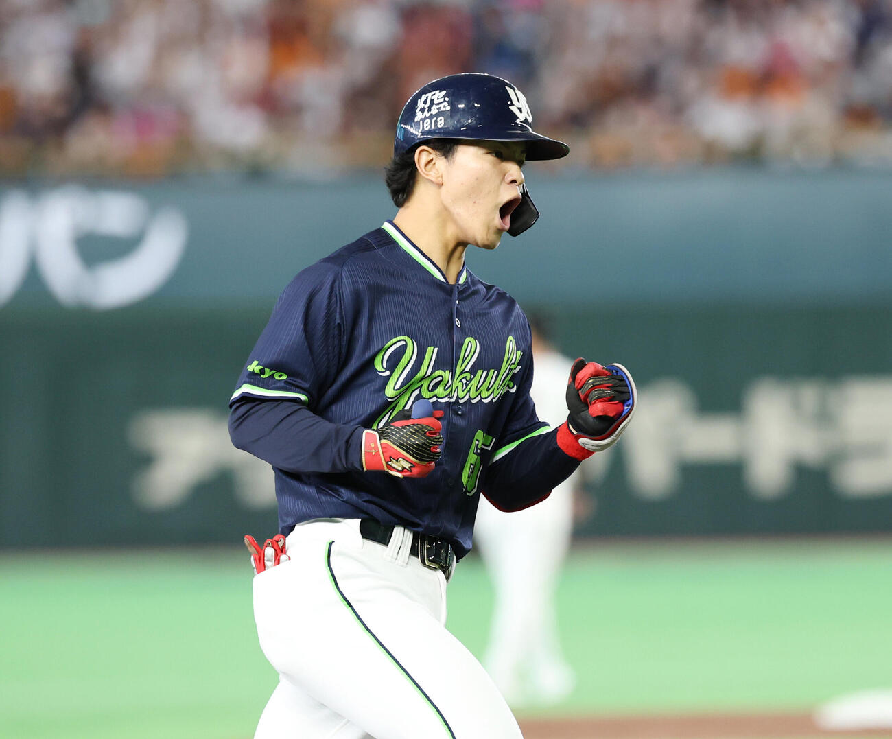 巨人対ヤクルト　3回表ヤクルト1死一、二塁、3点本塁打を放ち、声を上げる鈴木叶（撮影・増田悦実）