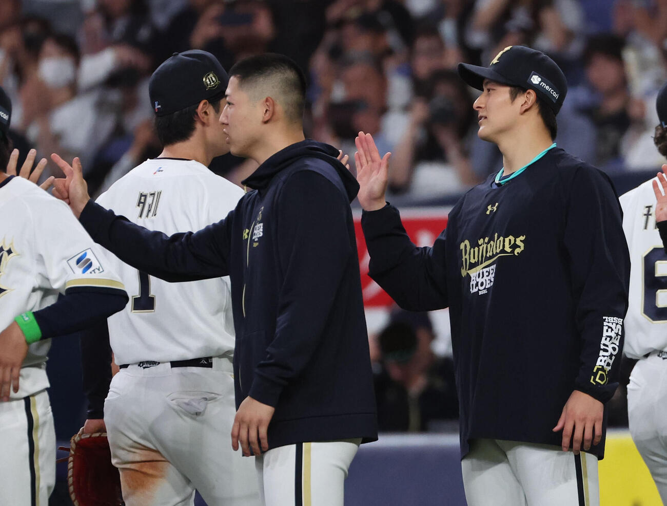 オリックス対ロッテ　3勝目を挙げたオリックス高島泰都はナインを迎える（撮影・西尾就之）