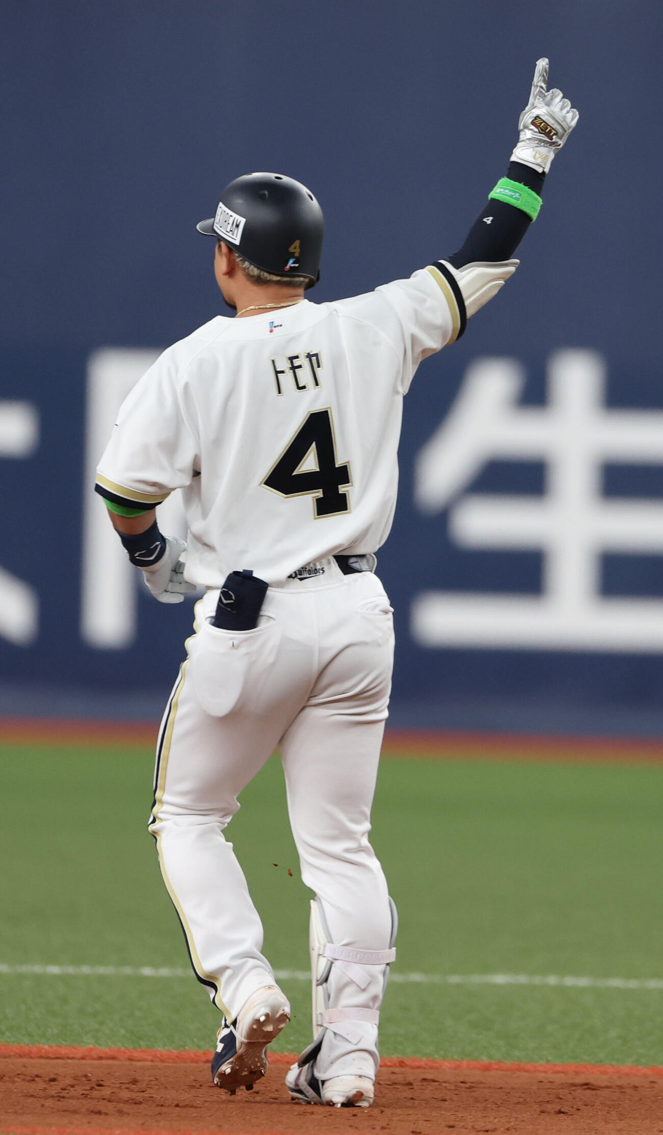 オリックス対ロッテ　6回裏オリックス1死一塁、「トモヤ」森友哉は左中間に適時二塁打を放ちポーズをとる（撮影・西尾就之）