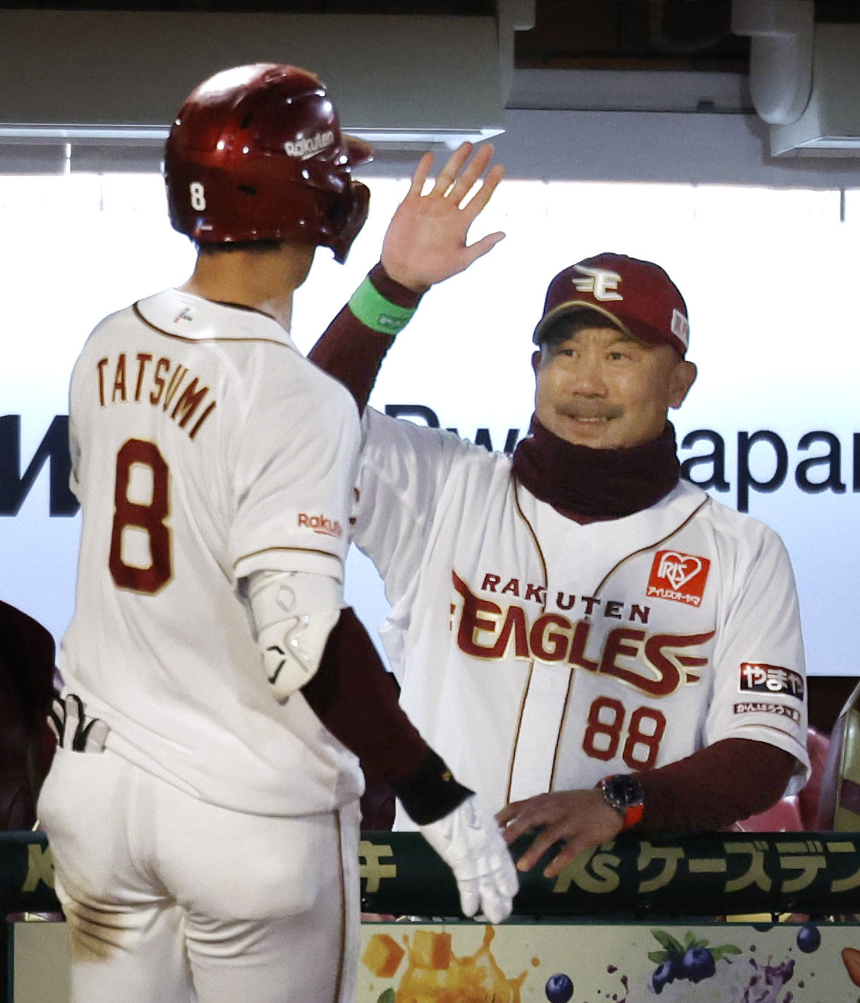 8回、勝ち越しソロを放った辰己（左）を迎える楽天・三木監督＝楽天モバイルパーク（共同）