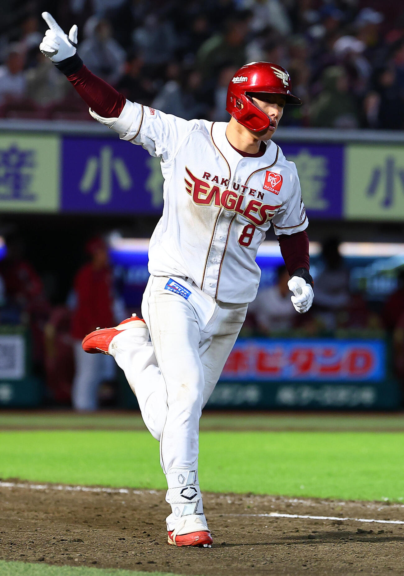 楽天対日本ハム　8回裏楽天1死、本塁打を放ち喜ぶ辰己涼介（撮影・野上伸悟）