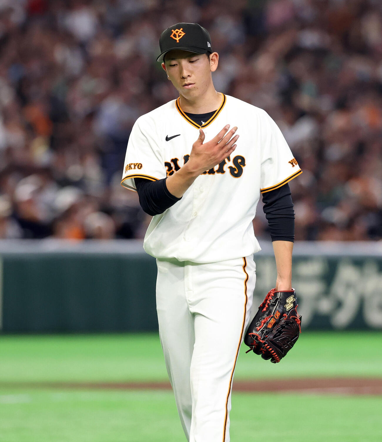 巨人対ヤクルト　5回表ヤクルトに2点を追加され、悔しそうにベンチに引き揚げる戸郷翔征（撮影・浅見桂子）