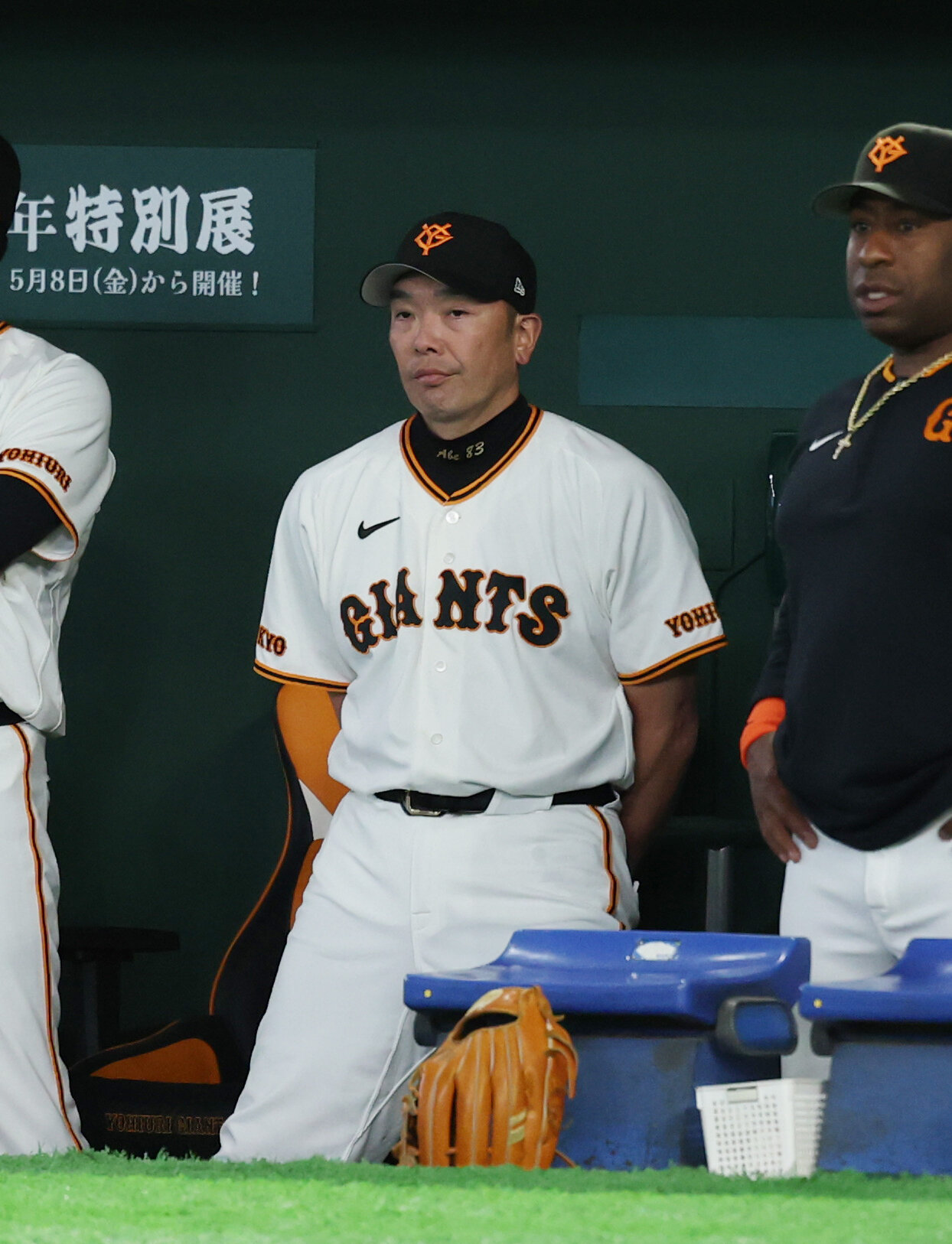巨人対ヤクルト　戦況を見守る巨人阿部慎之助監督（撮影・増田悦実）
