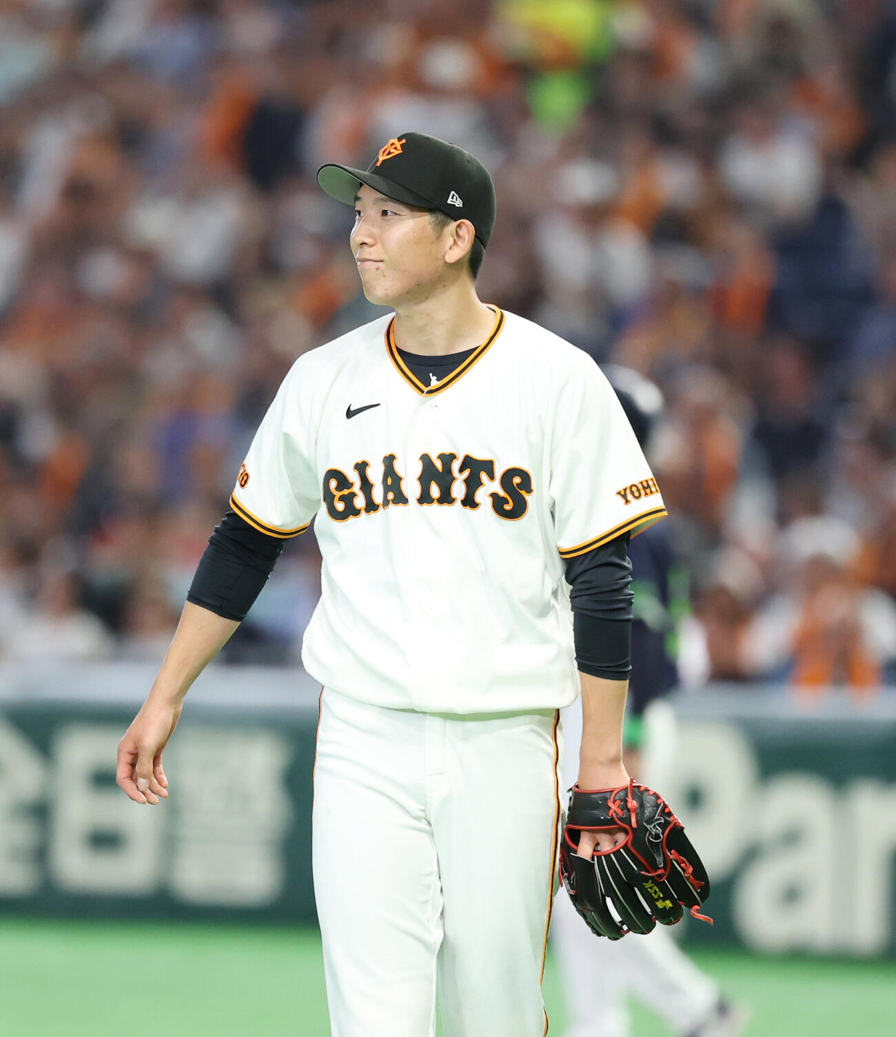 巨人対ヤクルト　5回表ヤクルト2死二塁、鈴木叶に適時二塁打を浴びがっくりとする巨人戸郷翔征（撮影・増田悦実）