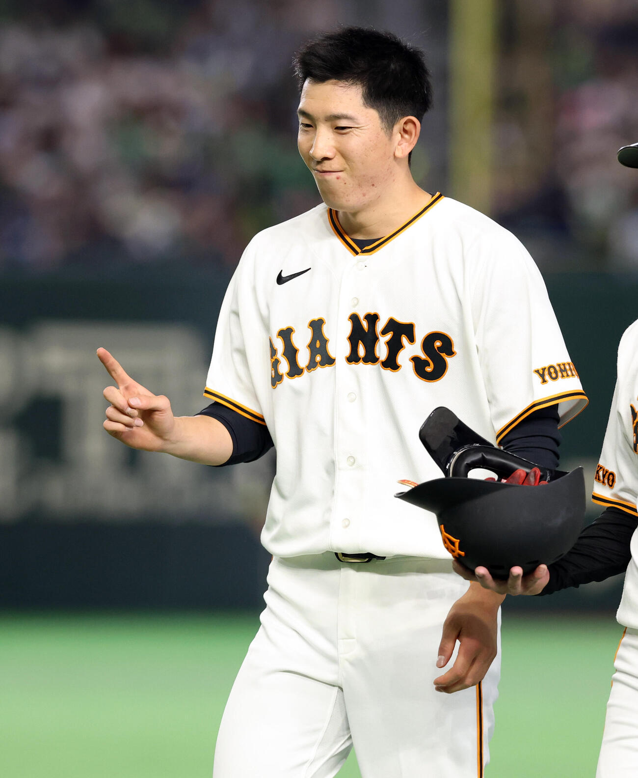 巨人対ヤクルト　2回裏巨人2死二塁、内野安打を放った戸郷翔征は笑顔で「1」のしぐさ（撮影・浅見桂子）
