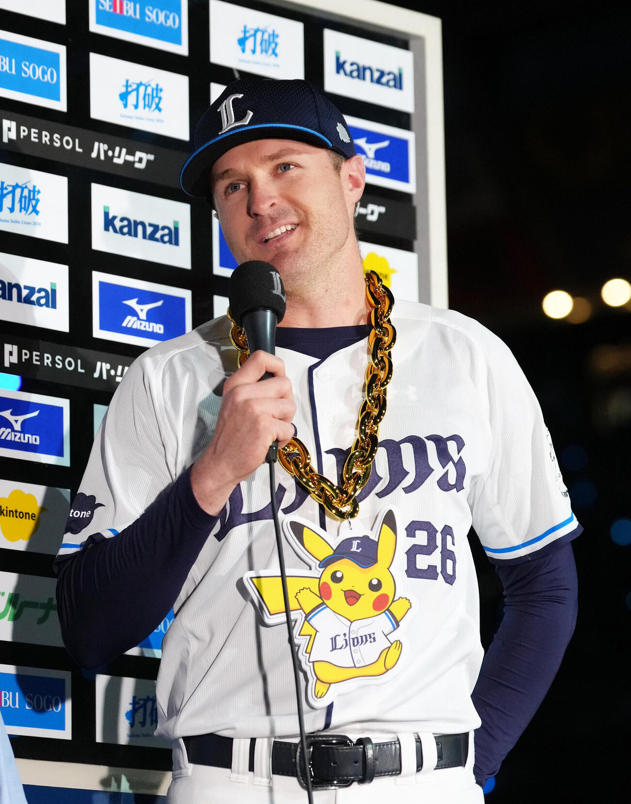 西武対ソフトバンク　お立ち台で笑顔を見せる西武タイラー・ネビン（撮影・足立雅史）