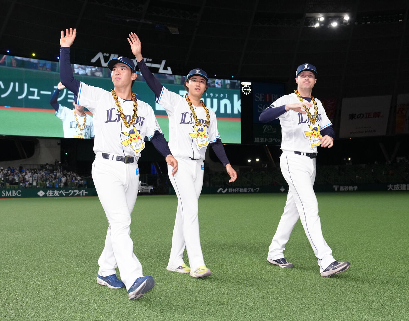 西武対ソフトバンク　スタンドの声援に応える西武の、左から小島大河、菅井信也、タイラー・ネビン（撮影・足立雅史）