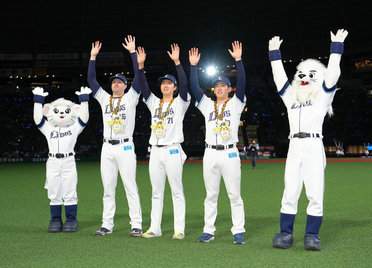 西武対ソフトバンク　スタンドの声援に応える西武の、左からタイラー・ネビン、菅井信也、小島大河（撮影・足立雅史）