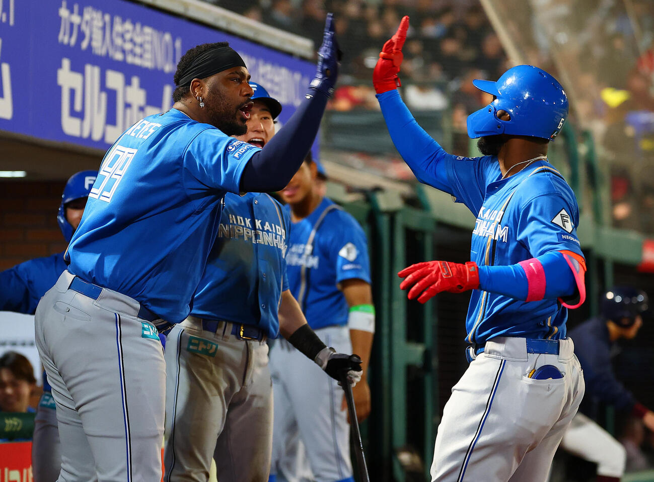 楽天対日本ハム　7回表日本ハム1死三塁、先制中犠飛を放ちフランミル・レイエス（左）と喜ぶロドルフォ・カストロ（撮影・野上伸悟）