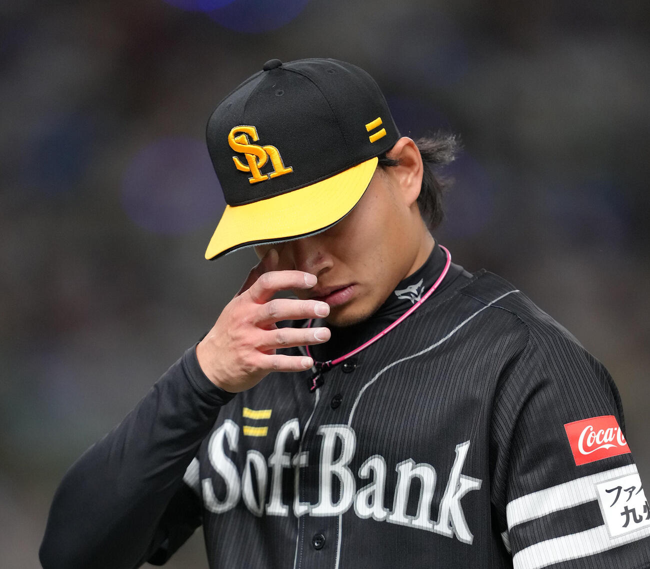 西武対ソフトバンク　2回までに6点を失い、厳しい表情でベンチに戻るソフトバンク徐若熙（シュー・ルオシー）（撮影・足立雅史）