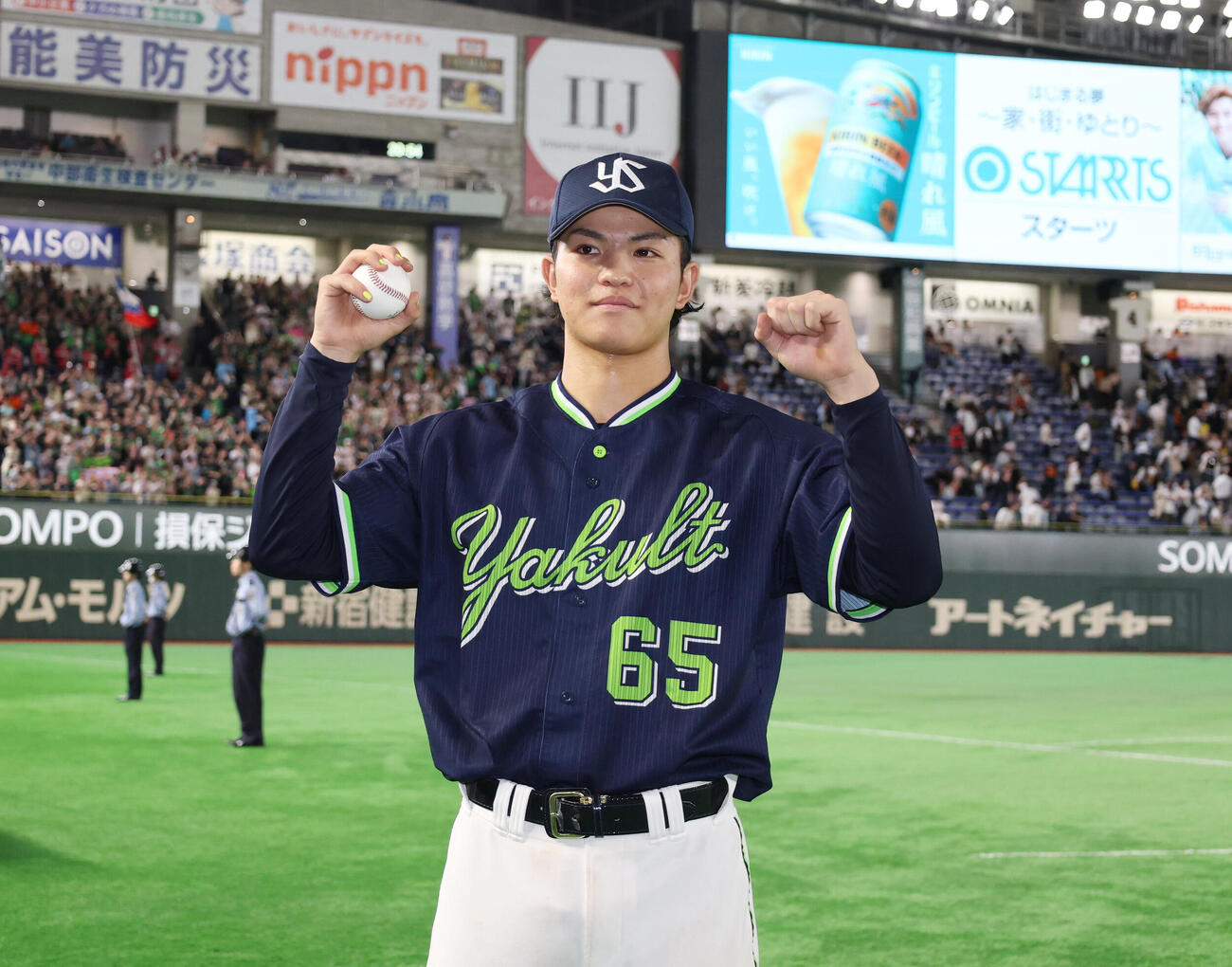 巨人対ヤクルト　ホームランボールを片手にガッツポーズをする鈴木叶（撮影・増田悦実）