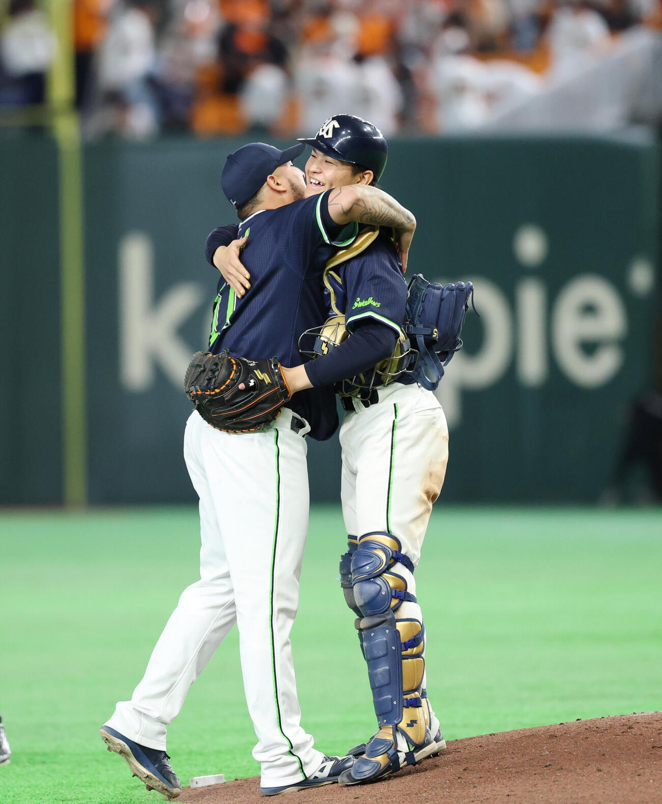 巨人対ヤクルト　勝利し抱き合うヤクルトキハダ（左）と鈴木叶（撮影・増田悦実）