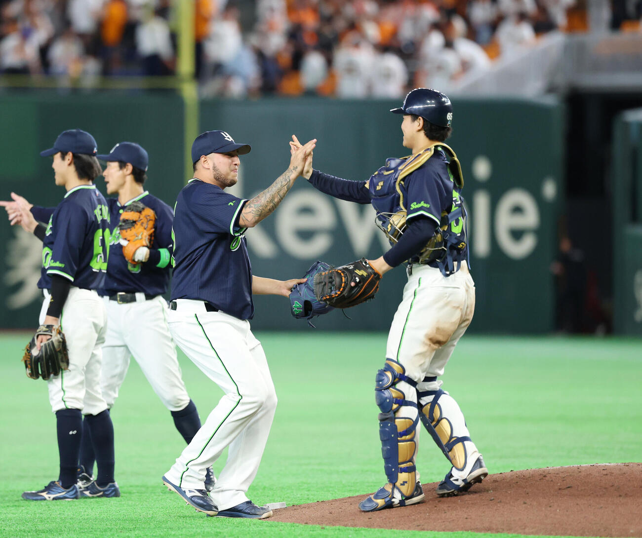 巨人対ヤクルト　勝利しタッチを交わすヤクルトキハダ（左）と鈴木叶（撮影・増田悦実）