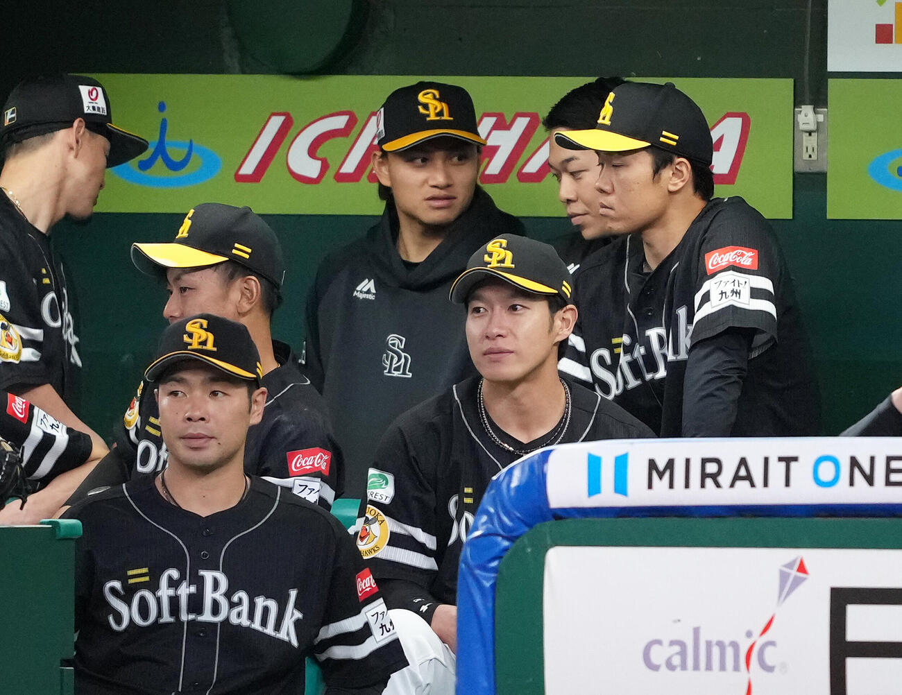 西武対ソフトバンク　9回ベンチから試合を見つめるソフトバンク柳田悠岐（中央右）ら（撮影・足立雅史）