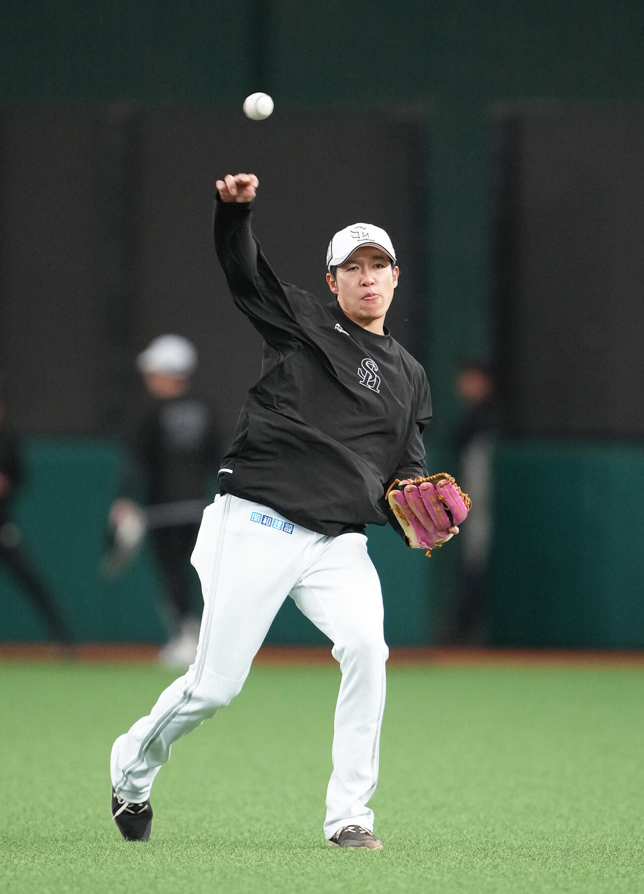 西武対ソフトバンク　試合前、キャッチボールで調整するソフトバンク柳田悠岐　（撮影・足立雅史）